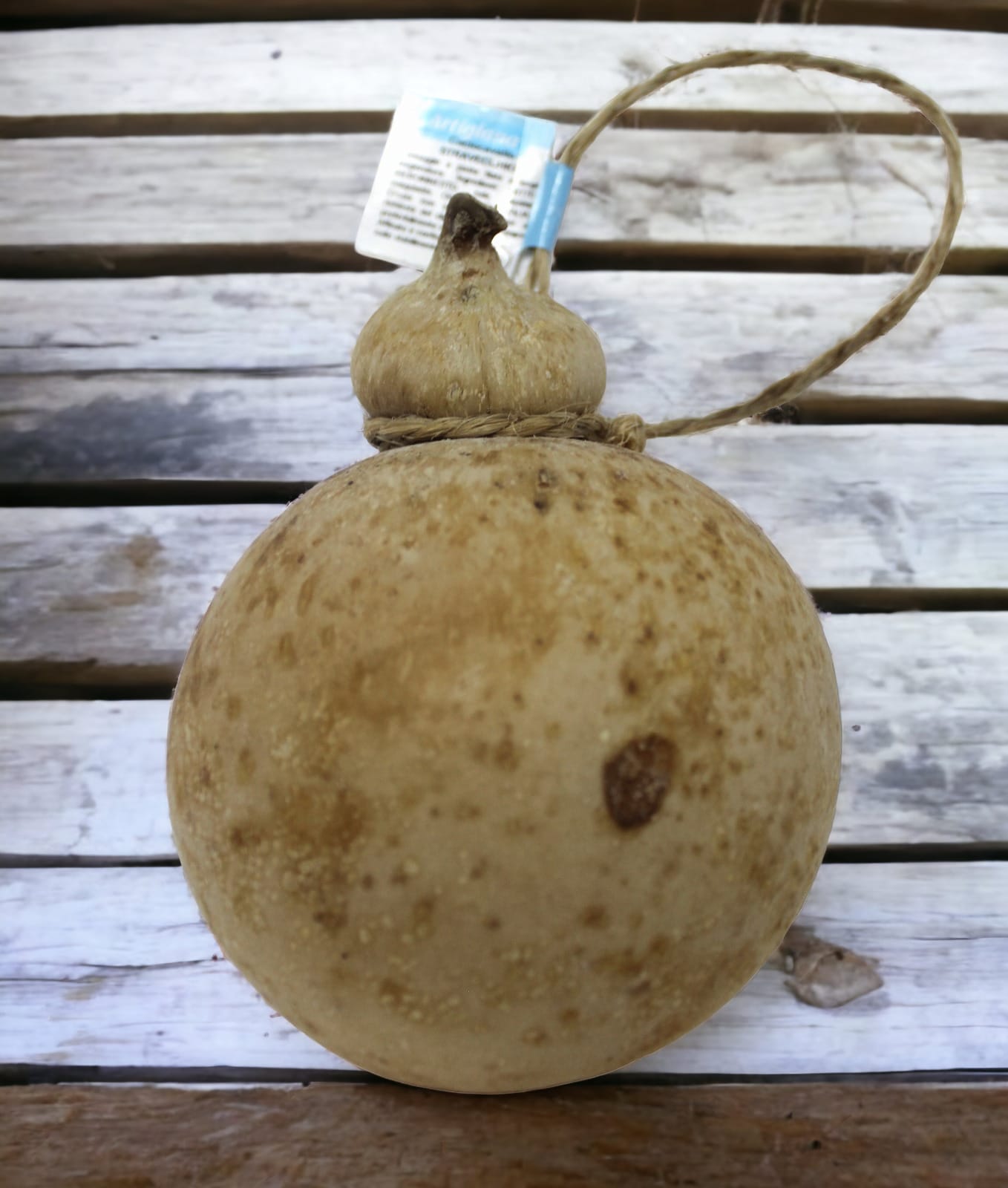 caciocavallo affinato in grotta (piccante)